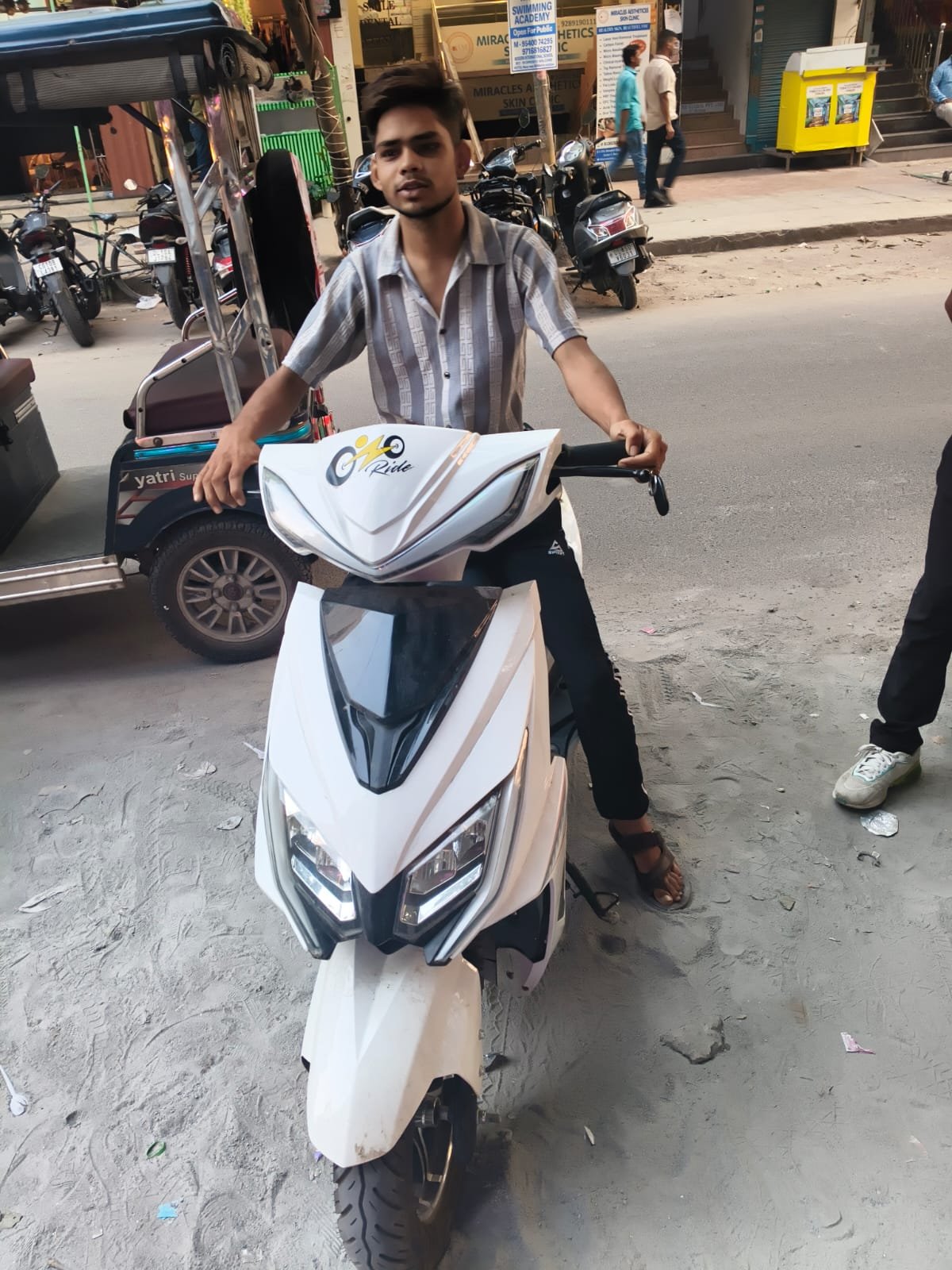 Ozoride rider front view on white electric scooty